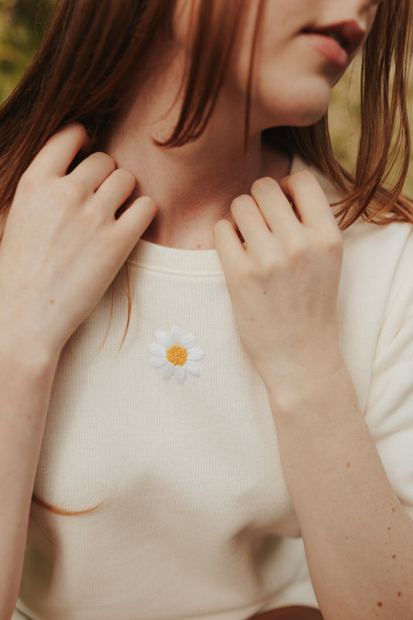 EMBROIDERED DAISY T-SHIRT